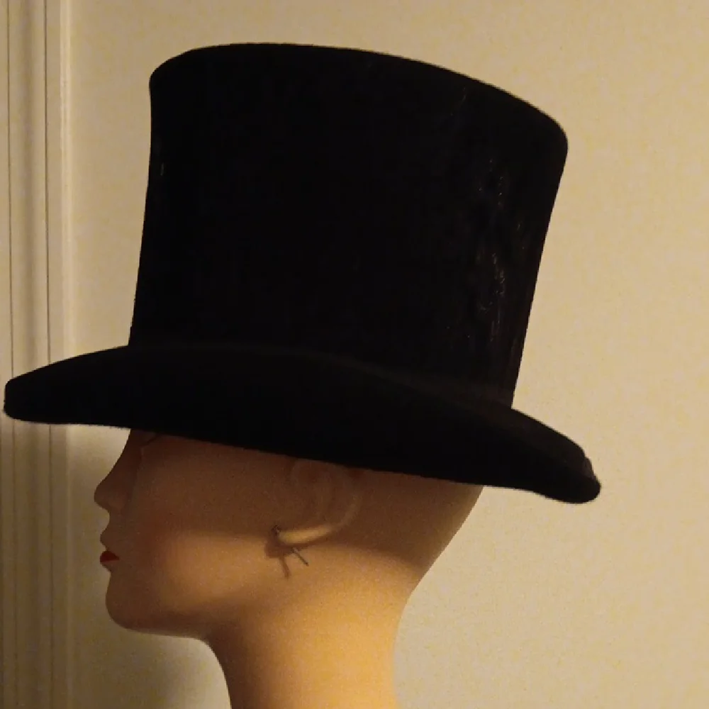 Elegant Black Top Hat - Picture 4 of 6